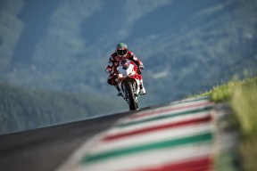 乐鱼体育官网入口-年轻阵容展示未来潜力，最年轻的职业球员